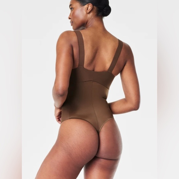 SPANXshape™ Invisible
High-Waisted Thong S - Picture 6 of 8